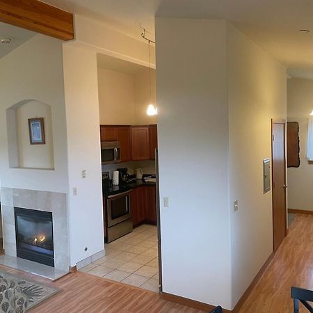 Oceanfront Allyn Apartment Екстериор снимка